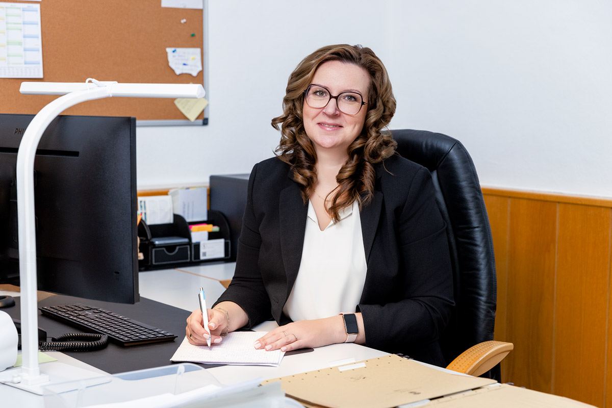 Rechtsanwältin Inessa Pagel aus Dortmund Brackel sitzt an ihrem Schreibtisch und bearbeitet Akten