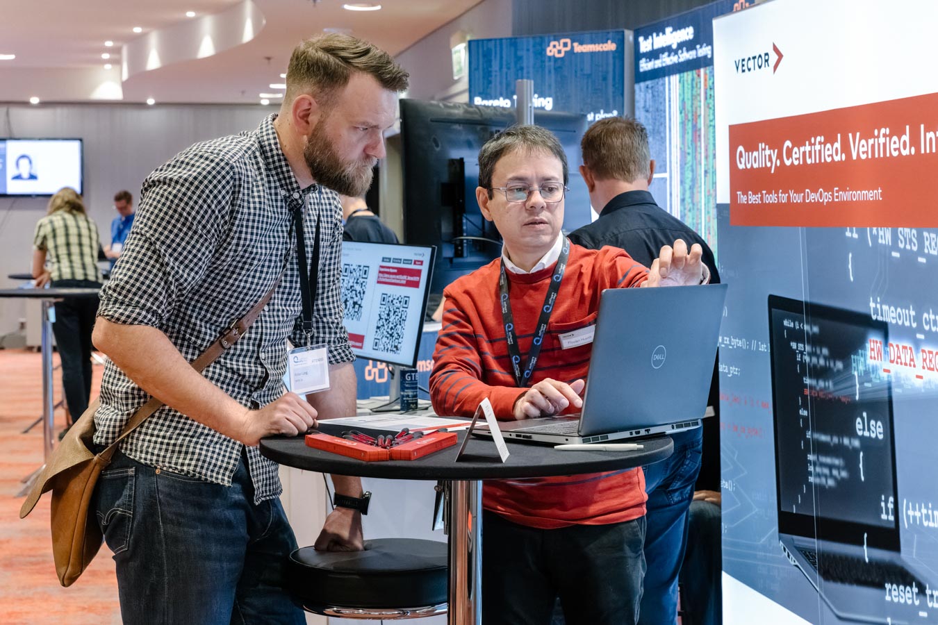 Beratung an einem Messestand in Dortmund