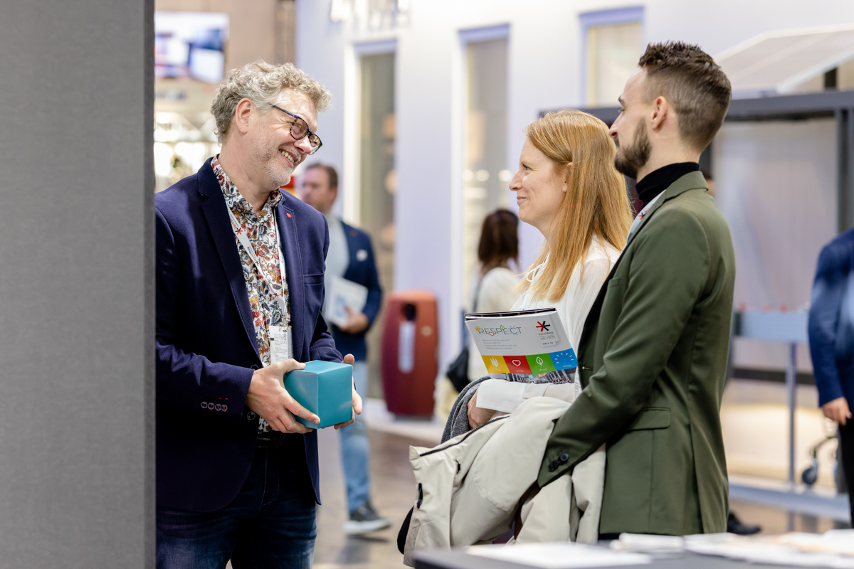Kundengespräche an einem Messestand