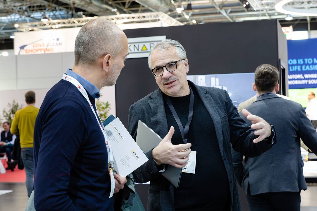Kundengespräche an einem Messestand in Dortmund