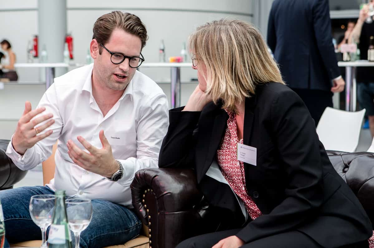 eventfotograf-019 Zwei Teilnehmer eines Events diskutieren mit einander