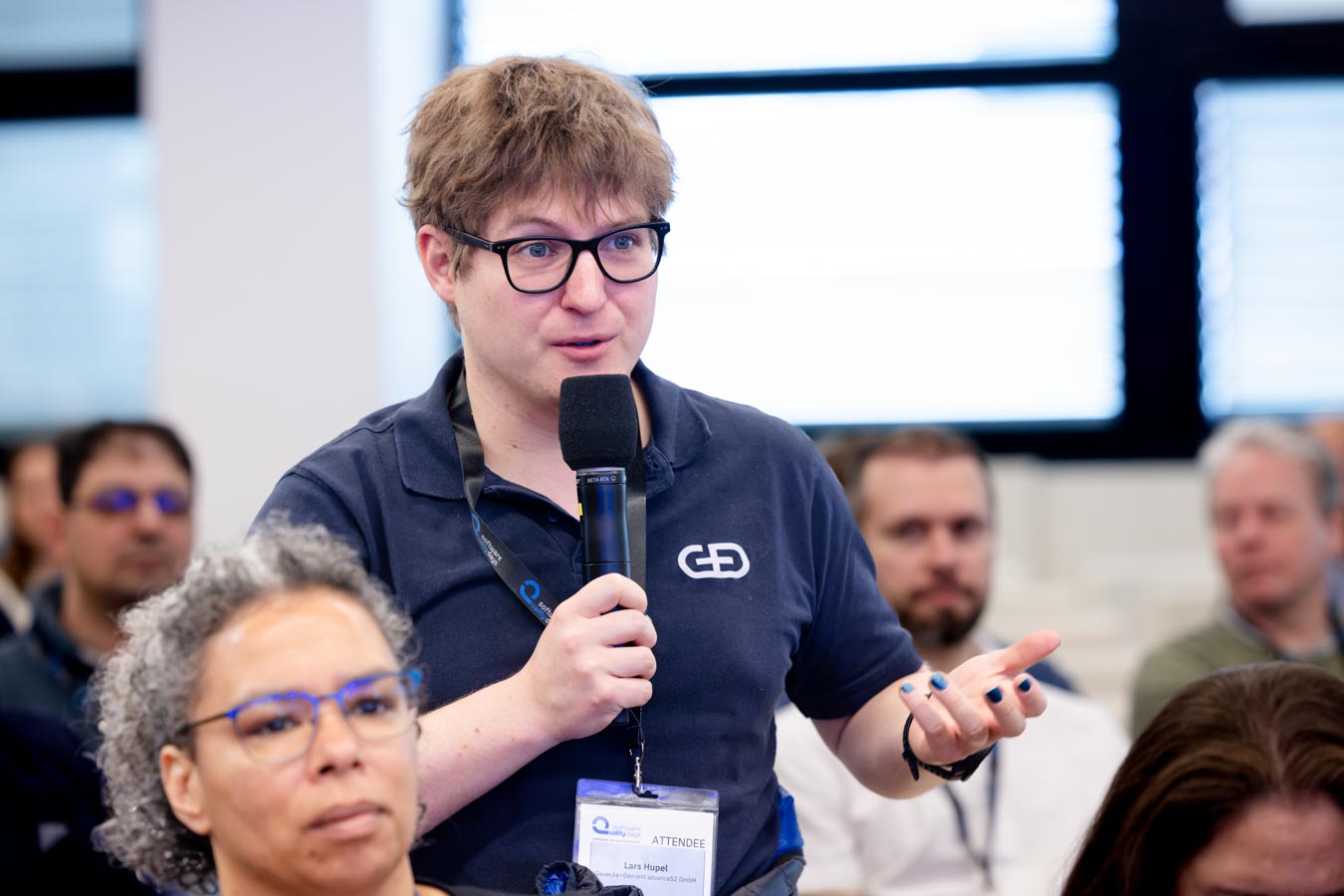eventfotograf-038 Ein Zuhörer eines Events stellt während einer Podiumsdiskussion eine Frage